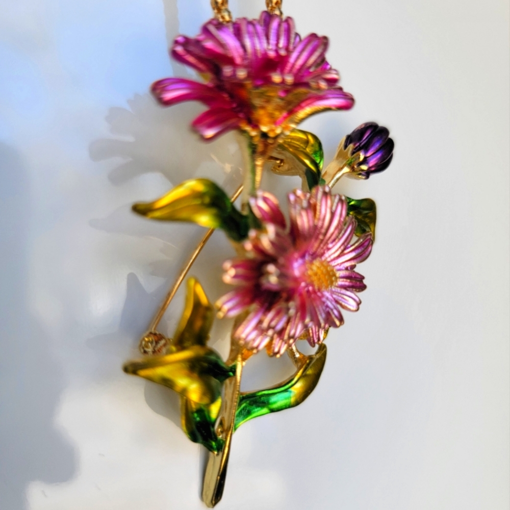 Betsy Johnson flower pendant with pin back - Picture 2 of 5